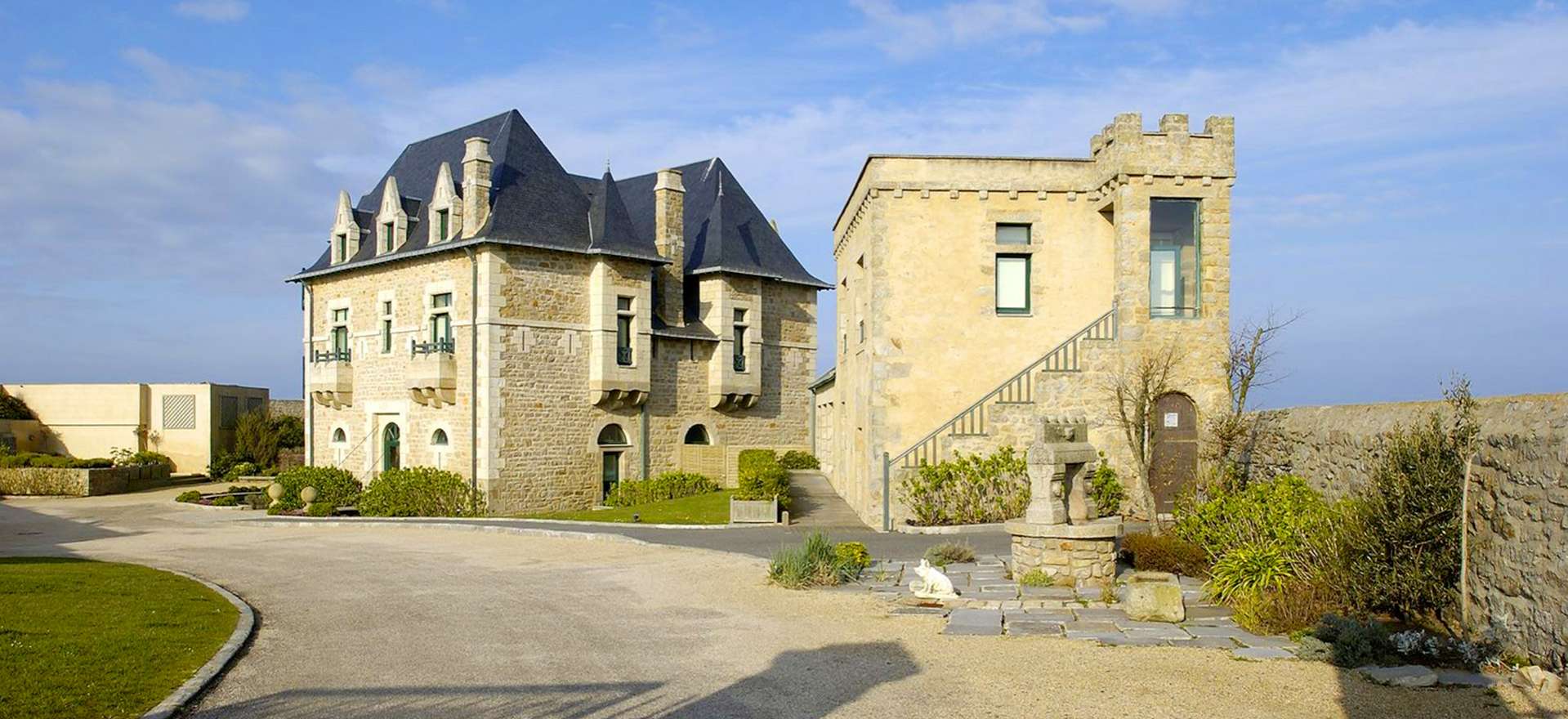 Voir la page de l'établissement "Hôtel Le Fort de l'Océan"